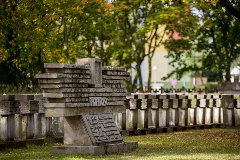 Cmentarz pocztowców na Zaspie. Pomnik i groby rozstrzelanych obrońców Poczty Polskiej w Gdańsku w 1939 roku 