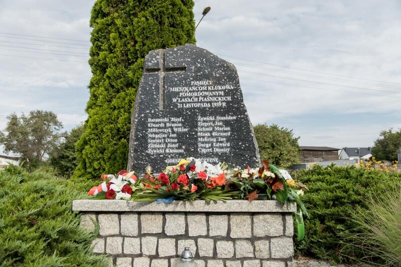 Obelisk upamiętniający 14 zamordowanych w 1939 roku w Lasach Piaśnickich mieszkańców Klukowa, 4 października tradycyjnie złożono przy nim kwiaty, zapalono znicze