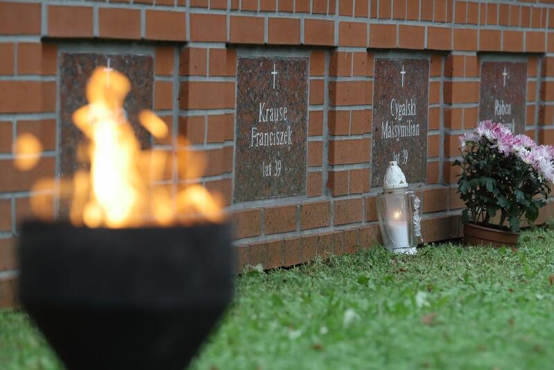 Do sierpnia 1991 roku nie było wiadomo, gdzie znajdują sią zwłoki obronców Poczty Polskiej. Na zbiorowy grób 38 pocztowców przypadkowo trafili robotnicy prowadzący na Zaspie prace ziemne. Ekshumowane szczątki zostały ponownie pochowane na cmentarzu na gdańskiej Zaspie
