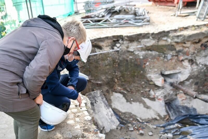 Gdańsk. Wielki Młyn, archeolodzy przyglądają się odkryciu w miejscu, gdzie prowadzone są wykopaliska