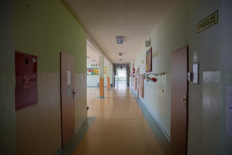 Pusty korytarz w jednej z gdańskich szkół, zdjęcie wykonano w czasie lock-downu, ale w sytuacji gdy szkoła przechodzi w tryb nauczania zdalnego, wyglądałby tak samo