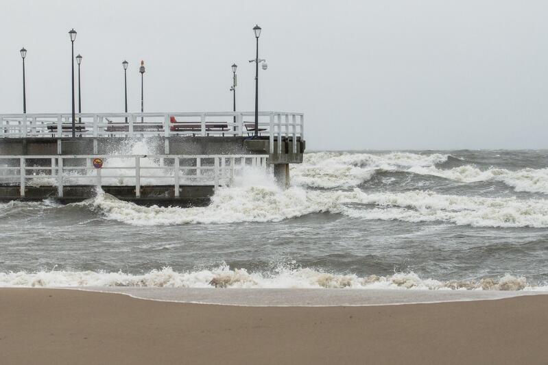 Silny wiatr i intensywne opady deszczu spowodowały w ostatnich dniach konieczność zamknięcia mola w Brzeźnie
