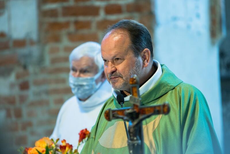 Ks. Krzysztof Niedałtowski podczas mszy św. w kościele św. Jana w czerwcu br.