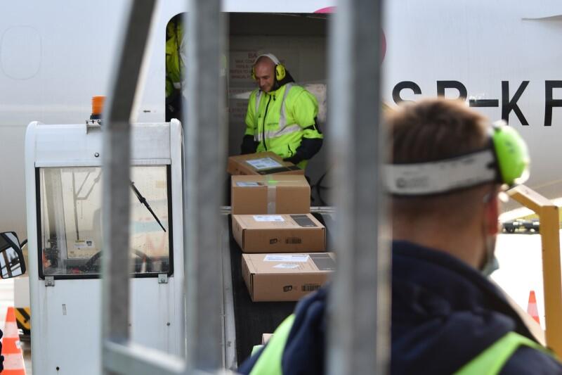 Pierwsze paczki przesyłane za pośrednictwem DHL są już na taśmociągu, który przenosi je do luku samolotu