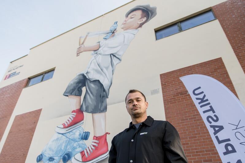Pierwszy mural, który powstał w ramach kampanii Gdańsk bez plastiku  ozdobił Szkołę Podstawową nr 27. Nz. Marek Looney Rybowski - autor tego dzieła