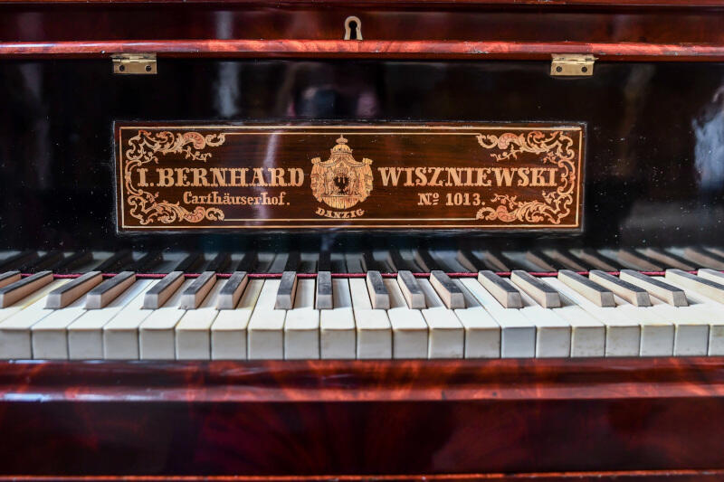Najstarszy gdański fortepian prawie 190 lat. Dzięki pieczołowitej konserwacji wciąż zadziwia głębią swojego dźwięku i świadczy o fachu dawnych gdańskich konstruktorów instrumentów muzycznych z rodziny Wiszniewskich. O tym, jak brzmi, będzie można się przekonać w sobotę, 24 października, online