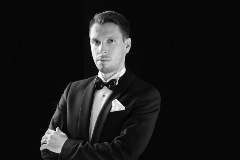 Dr Maciej Gdański jest wykładowcą na gdańskiej Akademii Muzycznej, i utytułowanym pianistą - jest laureatem wielu konkursów międzynarodowych i ogólnopolskich, między innymi Międzynarodowego Konkursu Pianistycznego Bradshaw & Buono w Nowym Jorku