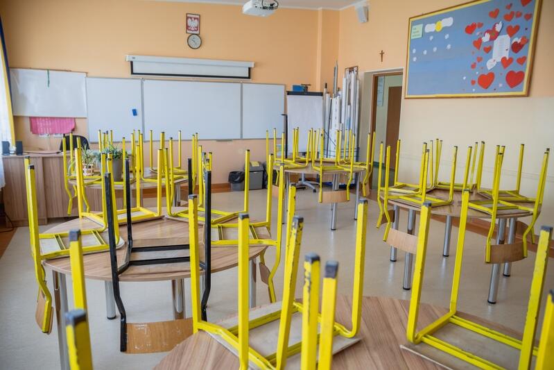 Szkoła Podstawowa nr 16 w Gdańsku, pusta klasa w czasie pierwszego `edukacyjnego lockdownu` marze - czerwiec 2020 r.
