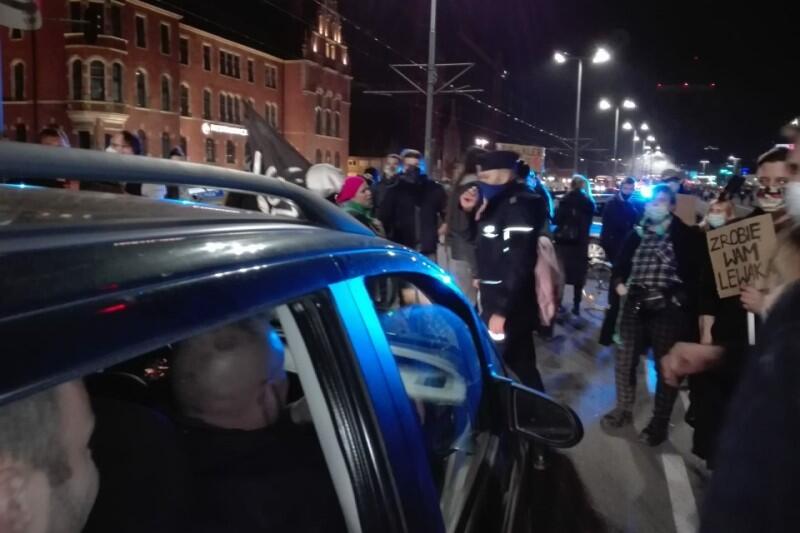 To już szósty dzień protestów w Gdańsku. Tutaj - manifestanci na Wałach Jagiellońskich, gdzie doszło do spięcia z kierowca jednego z samochodów, który zwyzywał uczestników marszu. Interweniowała policja 