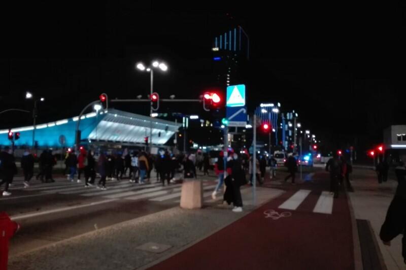 Około godz. 23.30 uczestnicy marszu dotarli do hali Olivia. Została około setka najwytrwalszych, większość wykruszyła się po drodze