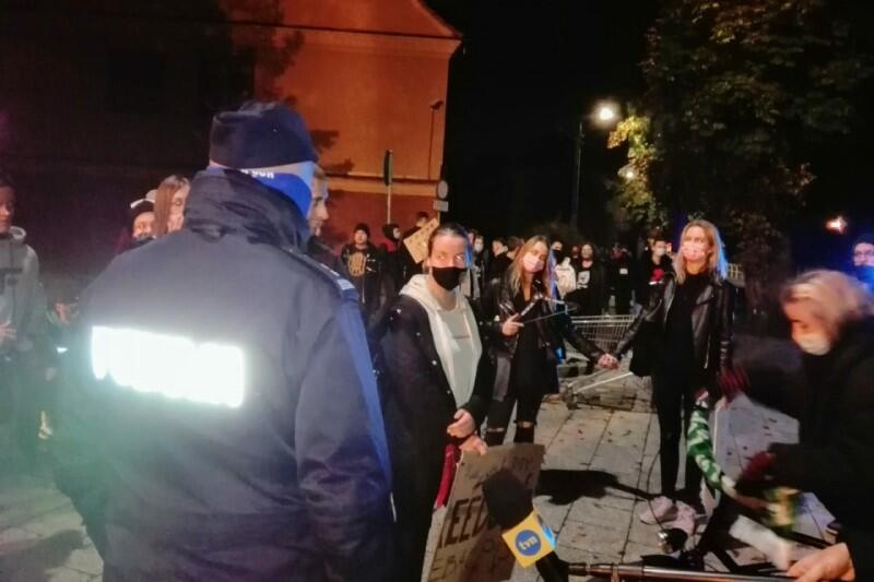 Około 60 uczestników protestu w Śródmieściu około północy doszło pieszo pod siedzibę kurii arcybiskupiej w Oliwie. Tutaj stało kilkunastu policjantów, którzy poinformowali że w dobie epidemii zabronione są zgromadzenia powyżej pięciu osób i w związku z tym zażądali, by zgromadzenie się rozeszło
