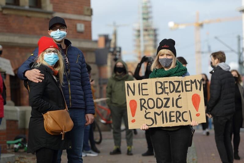  Nie będziemy rodzić śmierci to jedno z dziesiątek haseł z którymi ludzie w całej Polsce wychodzą na ulice