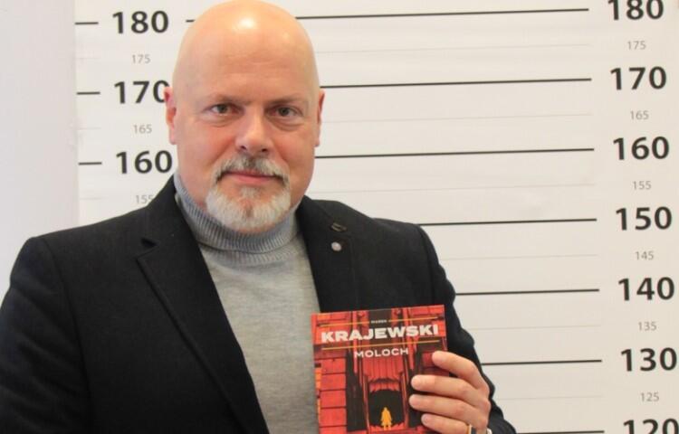 Marek Krajewski (ur. 1966) to autor bestsellerowych powieści kryminalnych, filolog klasyczny i laureat wielu nagród. Zadebiutował w 1999 roku „Śmiercią w Breslau”