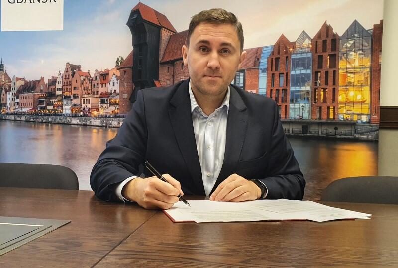 Piotr Borawski podczas podpisywania aplikacji do tytułu Zielona Stolica Europy