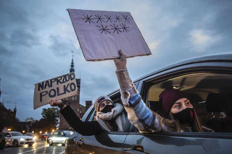 Samochody oklejone, transparenty w dłoniach. Dziewiątego dnia gdańskich protestów, kierowcy zebrali się na Targu Węglowym
