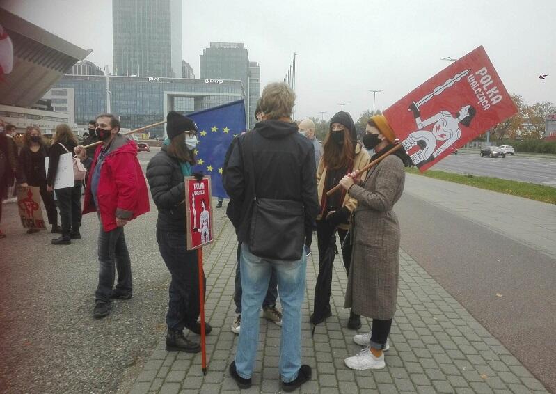 Młodzi dopięli swego - po ponad dwugodzinnym marszu protestacyjnym doszli do Gdyni - tu w miejscu zbiórki pod halą Olivia