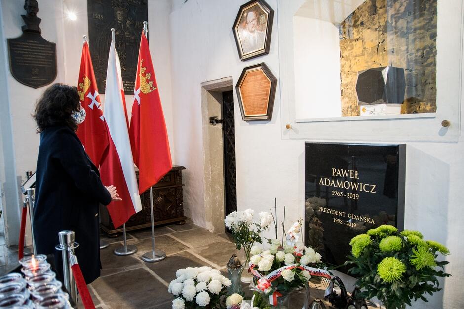 Prezydent Aleksandra Dulkiewicz w Bazylice Mariackiej przy grobie prezydenta Pawła Adamowicza