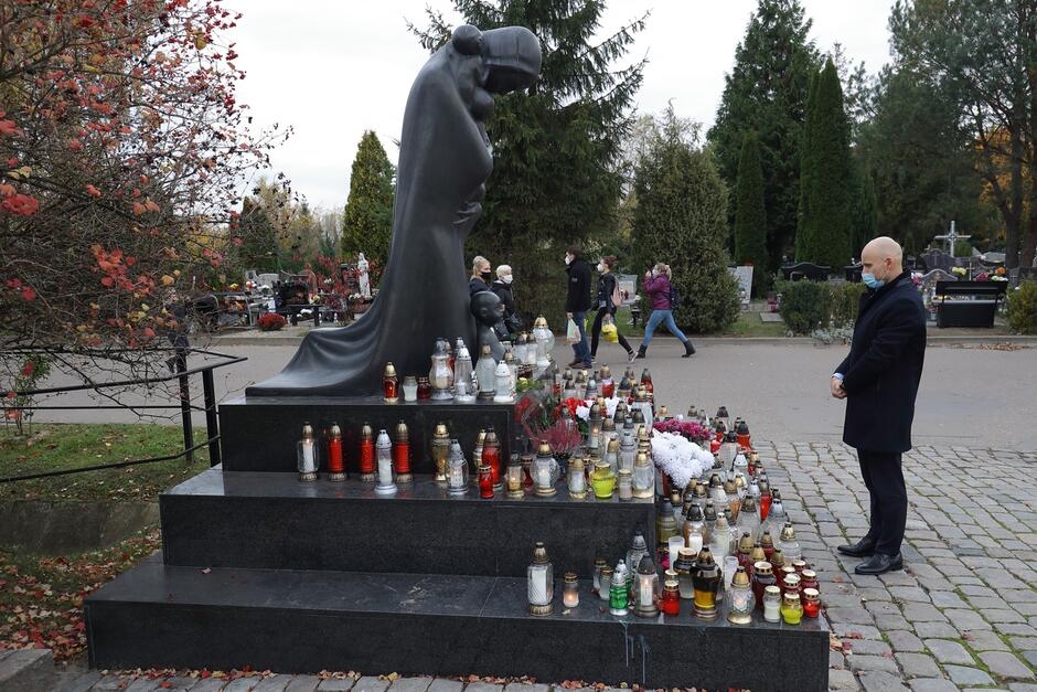 Zastępca prezydent Gdańska Alan Aleksandrowicz zapalił znicz pod pomnikiem Golgoty Wschodu