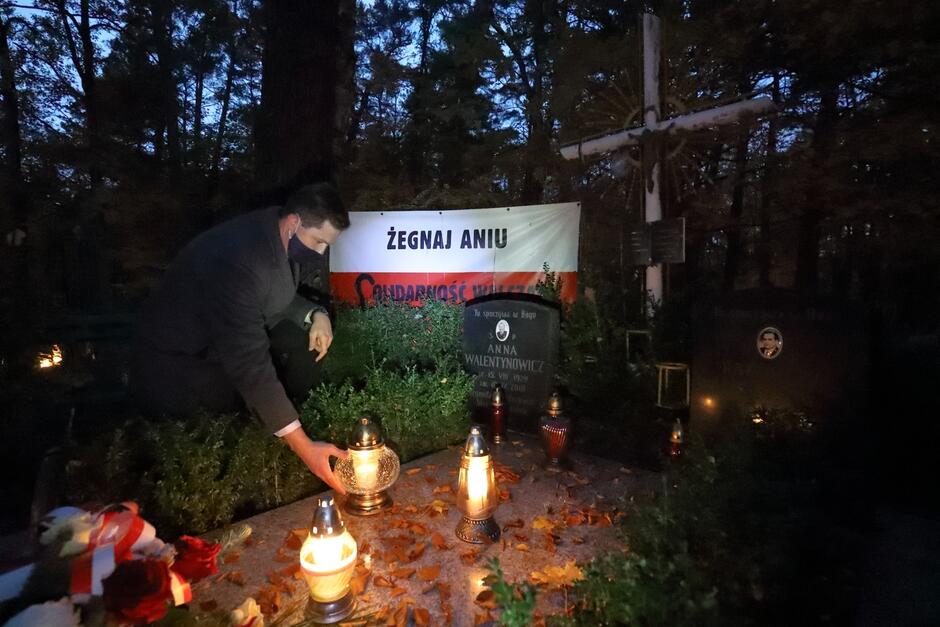 Zastępca prezydent Gdańska Piotr Grzelak zapalił znicz na grobie Anny Walentynowicz 