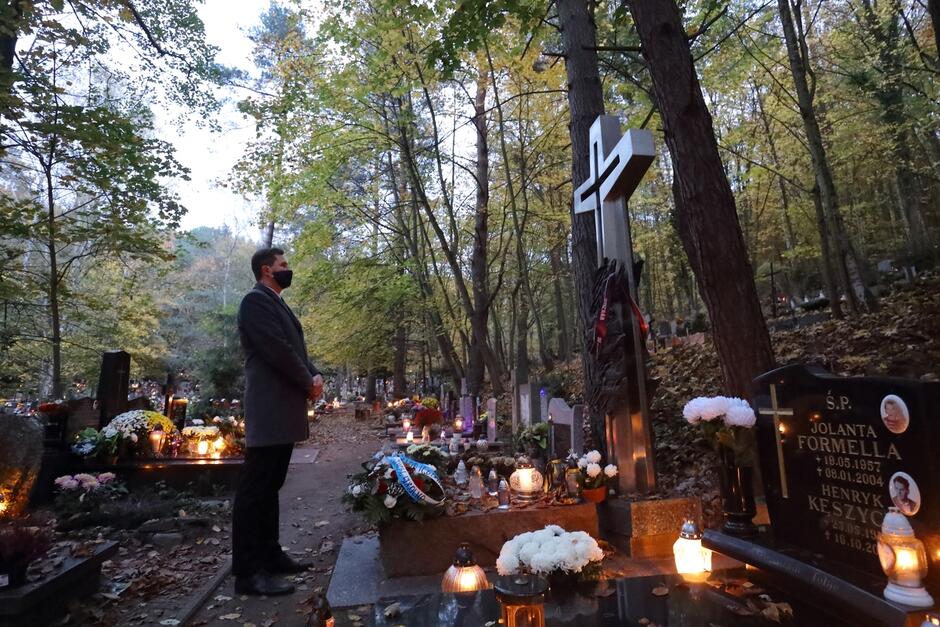 Zastępca prezydent Gdańska Piotr Grzelak zapalił znicz na grobie Lecha Bądkowskiego