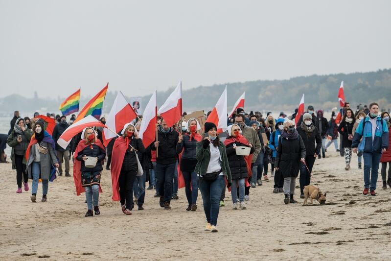 NIE-dzielny spacerniak - protest w formie spaceru po plaży, 1 listopada 2020, plaża Jelitkowo w Gdańsku