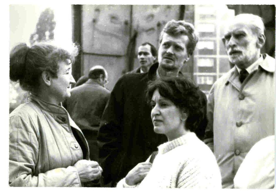 Pod Pomnikiem Poległych Stoczniowców, po lewej Małgorzata Gładysz, pośrodku Piotr Nowina-Konopka, po prawej Jacek Woźniakowski; 1985