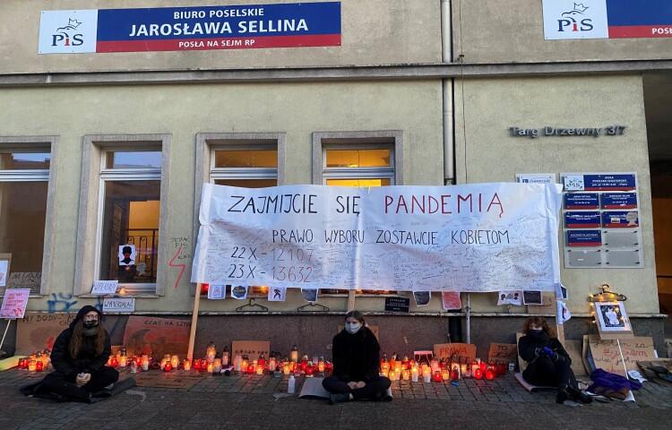 Muzeum Gdańska wzbogaciło się kilka dni temu o zdjęcie ilustrujące protesty i prosi o więcej: “Drogie gdańszczanki, z chęcią przyjmiemy do naszych zbiorów Wasze transparenty, flagi i zdjęcia z protestu” 