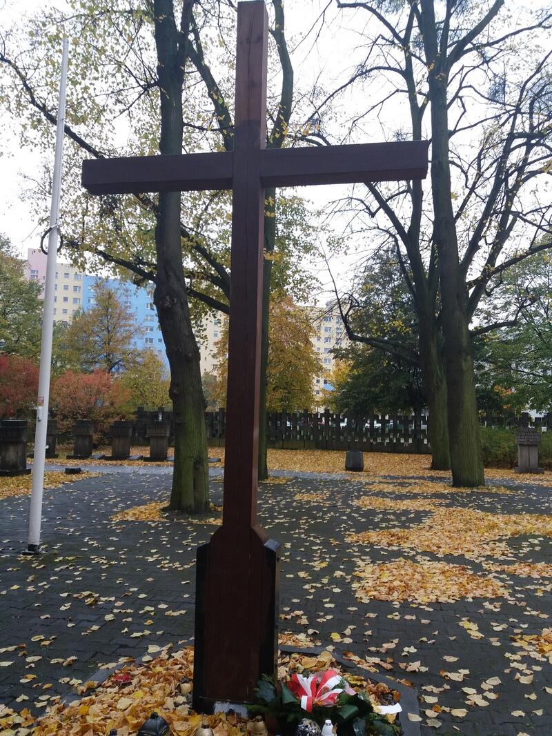 Krzyż na cmentarzu na Zaspie po usunięciu napisów