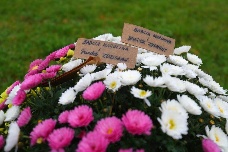 Mieszkańcy, którzy przynosili kwiaty na Plac Solidarności chcieli także uczcić swoich bliskich, ważne dla siebie osoby 