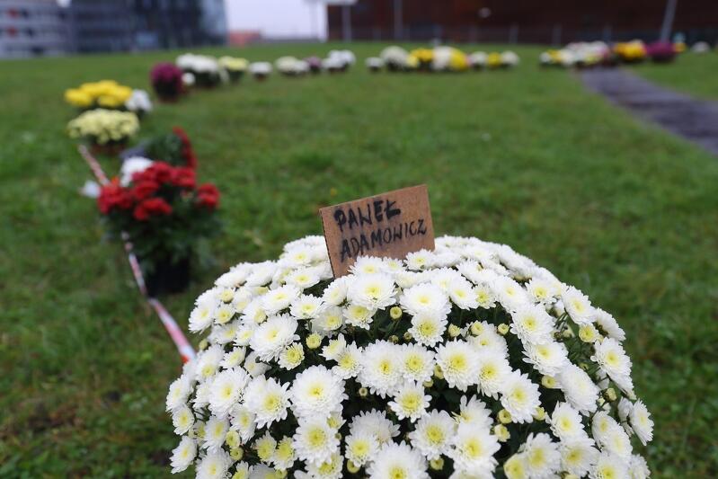 Na jednym z kwiatów znalazła się karteczka z imieniem i nazwiskiem Pawła Adamowicza