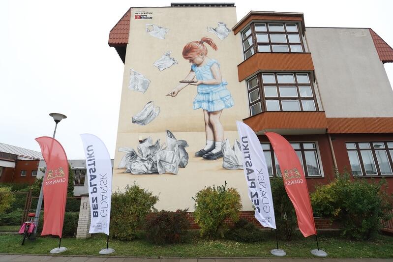 Tak wyglada drugi mural, który powstał w ramach kampanii Gdańsk bez plastiku . Ozdobił SP nr 19 w Gdańsku