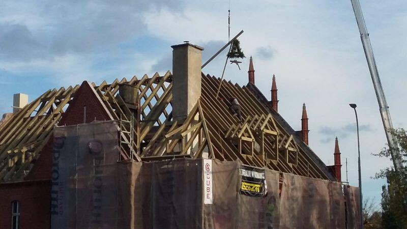 Na zdjęciu widać drewniane podpory przyszłego dachu zabytkowego ratusza w Oruni. Na podporach zawieszono wiechę