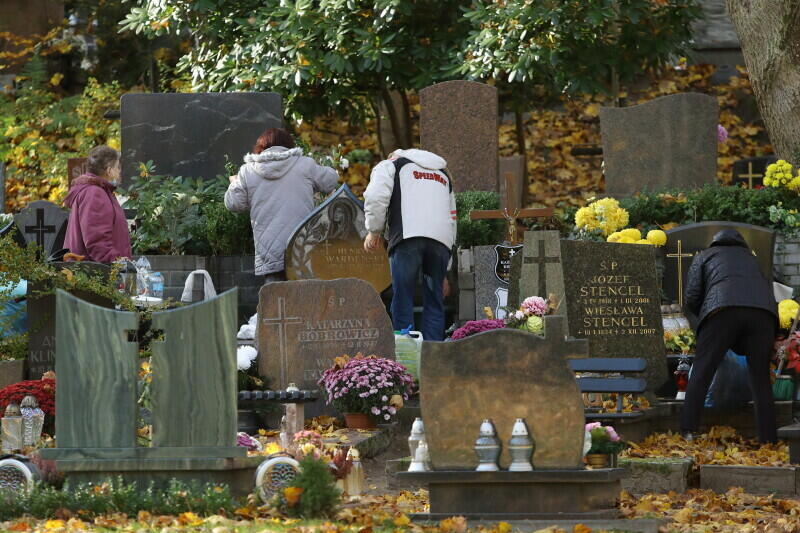 Cmentarze w całej Polsce i Gdańsku zostały otwarte ponownie 3 listopada, nz. Cmentarz Srebrzysko