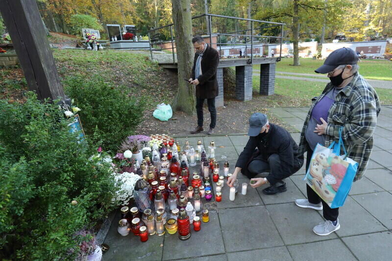 Pod krzyżem przy głównej alejce cmentarza Srebrzysko rokrocznie płonęły setki świec, które zajmowały cały plac, tyle było ich w południe, 3 listopada