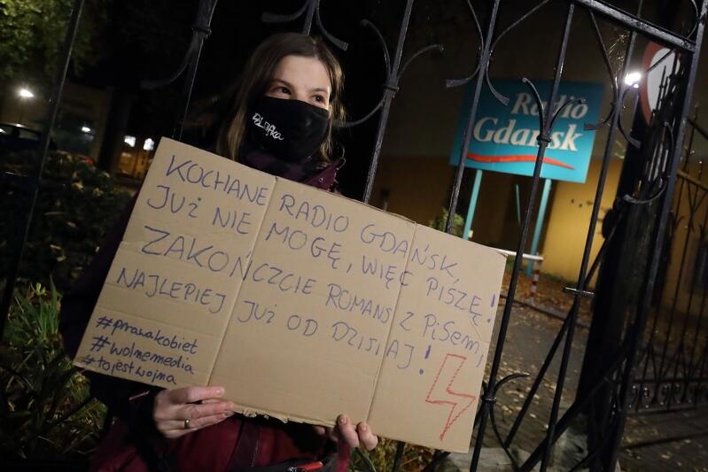 Pani Katarzyna pojawiła się we wtorek 3 listopada br. na proteście zorganizowanym przed Radiem Gdańsk. Kobieta pracuje w branży gastronomicznej, nie zgadza się na zawłaszczanie mediów publicznych i zaostrzenie prawa antyaborcyjnego. Jak sama mówi, ma wiele powodów do strajkowania