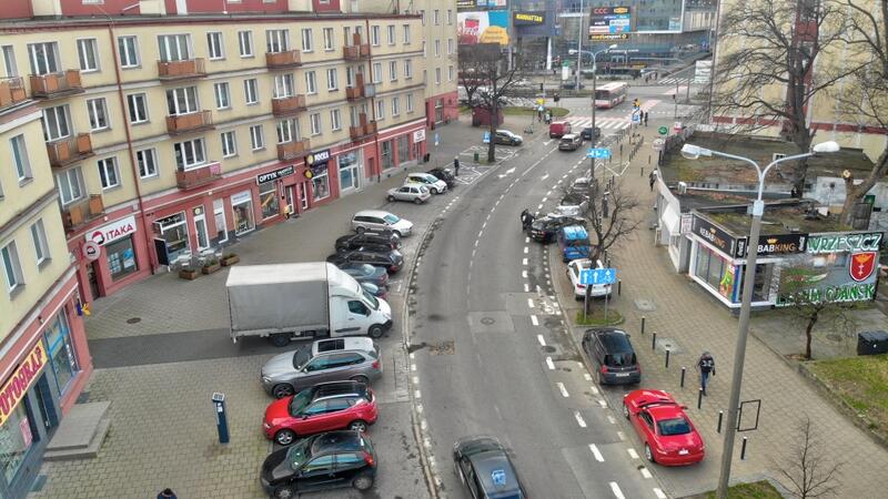 Ulica Dmowskiego (widok przed rozpoczęciem inwestycji) wkrótce będzie mogła się pochwalić ścieżką rowerową. Termin zakończenia prac to grudzień tego roku