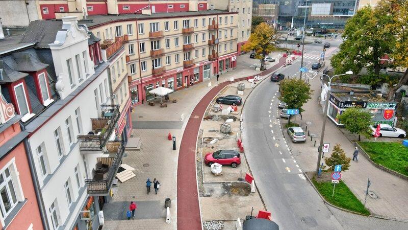 Tak Dmowskiego wygląda obecnie - ułożono już masy na całej długości drogi rowerowej, na ukończeniu są prace związane z budową miejsc postojowych i przebudową chodnika.