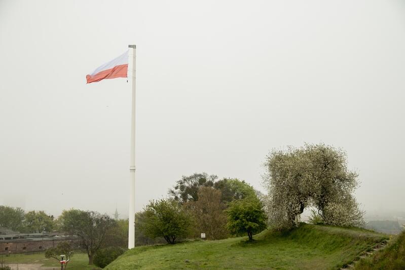 Polska flaga na maszcie na Górze Gradowej
