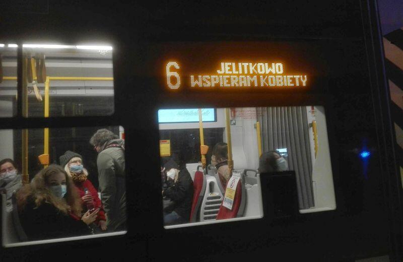 tramwaj nr 6 do Jelitkowa nocą, wewnątrz pasażerowie, na wyświetlaczu napis "Wspieram Kobiety"
