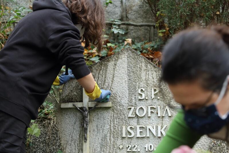Sobota, 7 listopada 2020 r. - prezydent Aleksandra Dulkiewicz z córką Zosią na cmentarzu Srebrzysko, jako wolontariuszki akcji Gdańsk sprząta groby . Akcja trwa do 15 listopada, osoby w wieku 60+ i osoby z niepełnosprawnościami wciąż mogą zgłaszać miejsca pochówku swoich bliskich, po to, by zaopiekowali się nimi wolontariusze