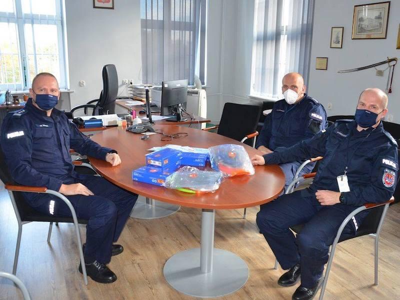 Rękawice, przyłbice i maski ochronne - te środki ochrony osobistej trafiły tym razem do policjantów i policjantek z Komendy Miejskiej w Gdańsku
