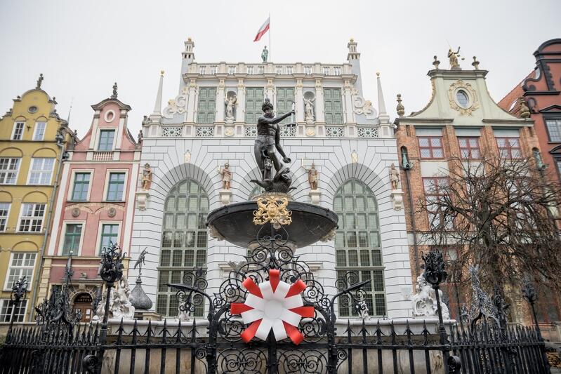 Biało-czerwone kotyliony ozdobiły miasto, w tym także symbol Gdańska - Fontannę Neptuna