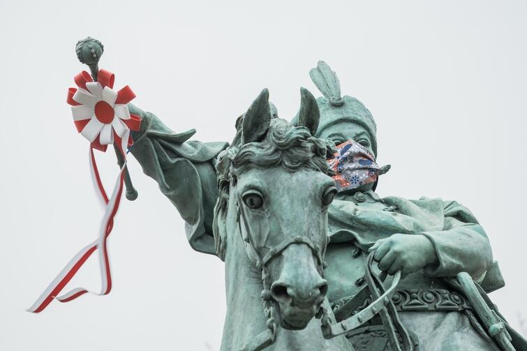 W tym roku nie będzie tradycyjnej Parady Niepodległości, warto jednak udać się na spacer w okolice pomnika króla Jana III Sobieskiego