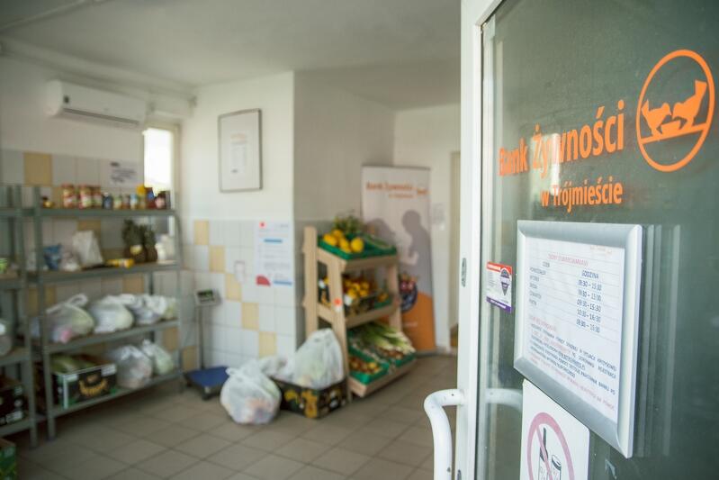Bank Żywności w Trójmieście prowadzi sklep społeczny `Za stołem` na zlecenie MOPR w Gdańsku, gdzie wsparcie w postaci bezpłatnej żywności otrzymują osoby w trudnej sytuacji życiowej