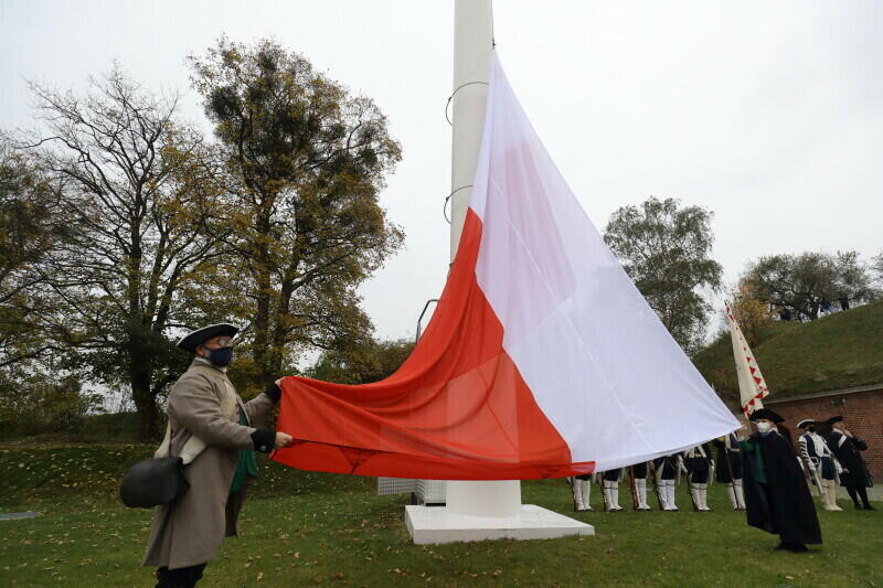 Obchody 102. rocznicy odzyskania niepodległości przez Polskę. Biało-czerwona flaga wciągana na najwyższy, 42-metrowy masz w Gdańsku na Górze Gradowej