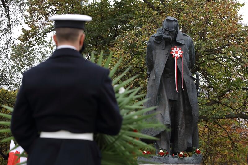 Obchody 102. rocznicy odzyskania niepodległości. Składanie kwiatów przy pomniku marszałka Józefa Piłsudskiego 