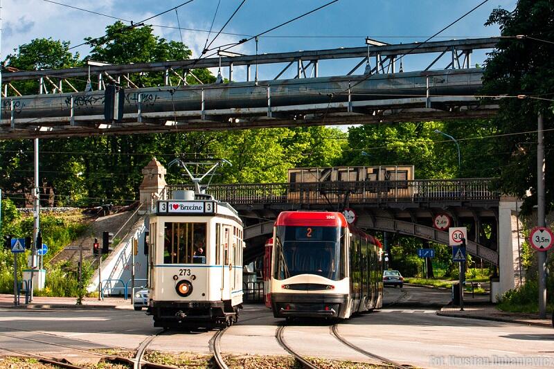 Zabytkowy Tw269 `Ring`, który był pierwszym tramwajem kursującym pod wiaduktem nad al. Hallera i współczesna Pesa mijają się przy tymże wiadukcie