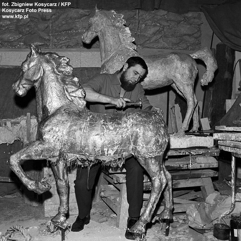 Luty 1972 r. Artysta rzeźbiarz Zygfryd Korpalski przy łączeniu fragmentów rzeźby konia, który zwieńczy attykę Domu Harcerza 