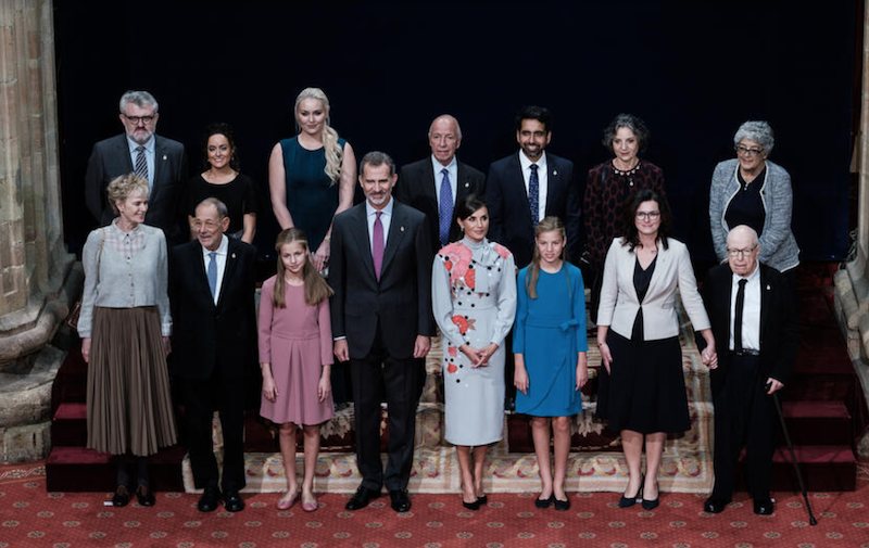 Laureaci na wspólnym zdjęciu z hiszpańską rodziną królewską. Prezydent Aleksandra Dulkiewicz trzyma za rękę Petera Brooka 