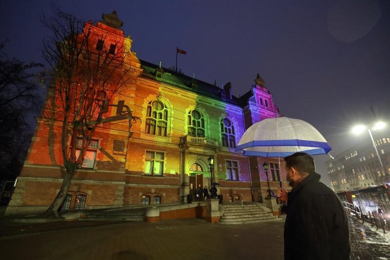 W poniedziałek 16 listopada w Międzynarodowym Dniu Tolerancji - budynek Nowego Ratusza w Gdańsku na osiem godzin został podświetlony kolorami tęczy